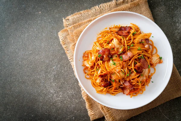 Smażone Spaghetti Kimchi Bekonem Stylu Żywności Fusion — Zdjęcie stockowe