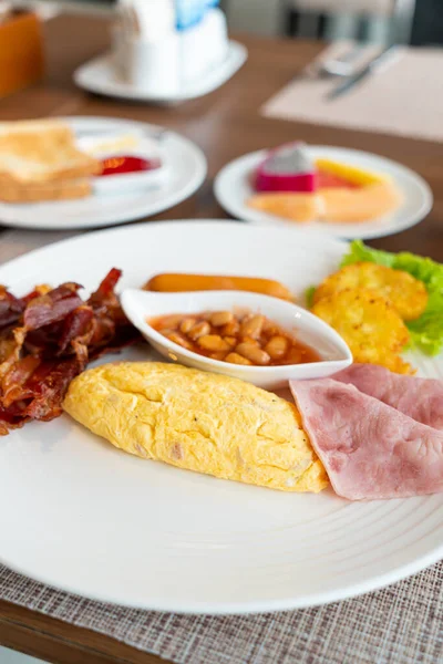 Breakfast Set Omelette Bacon Ham Sausages Fresh Vegetable Salad Plate — Foto de Stock