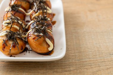 Takoyaki köftesi ya da ahtapot köftesi - Japon yemeği tarzı.