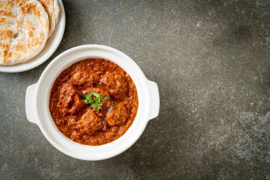 Hint usulü tavuk tikka masala baharatlı körili et yemeği roti veya naan ekmeği.
