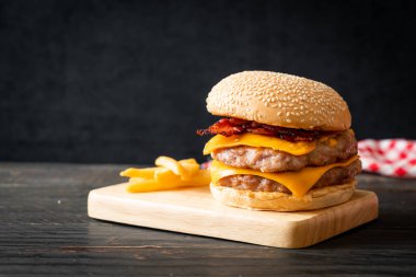 Domuz burger veya peynirli domuz burger, domuz pastırması ve patates kızartması.