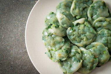 Soslu buğulanmış frenk soğanı. Asya usulü.