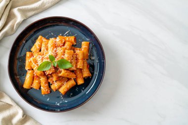 Domates soslu ve peynirli Rigatoni makarnası - geleneksel İtalyan makarnası