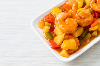 Kızarmış tatlı ve ekşi, tabakta karides, Asya usulü.