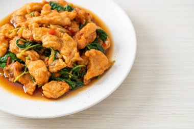 Tayland usulü fesleğen ve biberli kızarmış balık. Asya usulü.