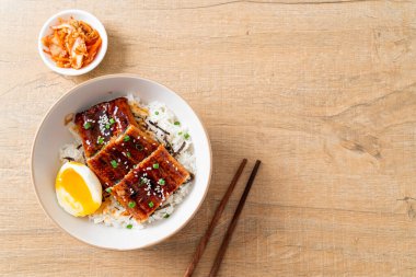 Yılan balığı pirinç kasesi veya unagi pirinç kasesi - Japon yemek tarzı.