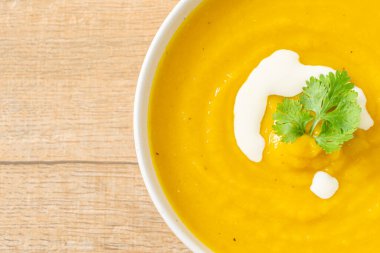 Beyaz kasede kabak çorbası - vejetaryen ve vejetaryen yemek tarzı