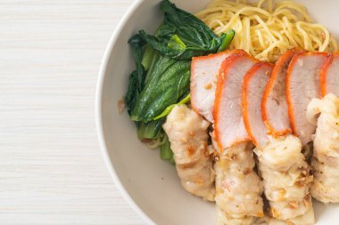 Barbekü Kırmızı Domuz eti ve Asya usulü Çorbalı Wonton Eriştesi.