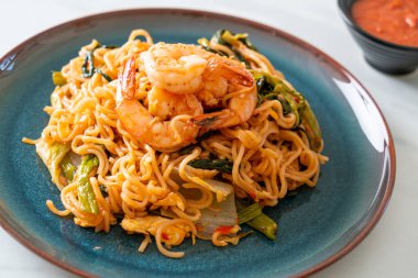 Karıştırılmış hazır erişteli sukiyaki, karidesli, Asya usulü.