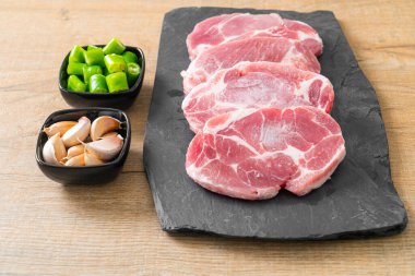 Taze domuz boyunlu ya da yakalı domuz eti ve terbiye edilecek malzemeler.