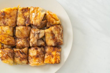 Yumurtalı, muzlu ve çikolatalı kızartma.