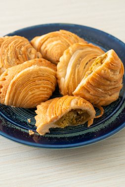 Körili börek, içi doldurulmuş tavuk.