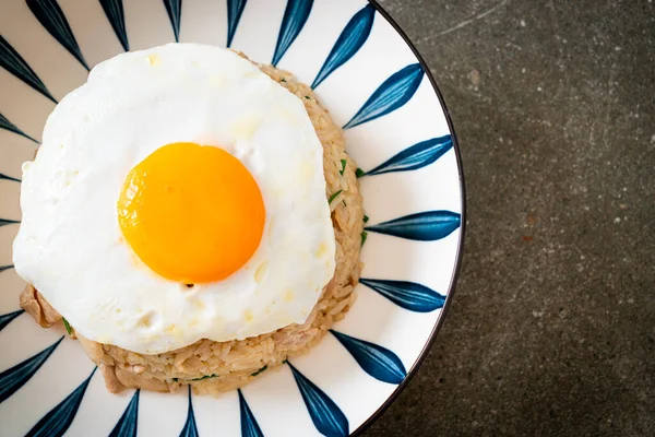 豚肉と目玉焼きを和風に炒めたご飯 Asian Food Style — ストック写真