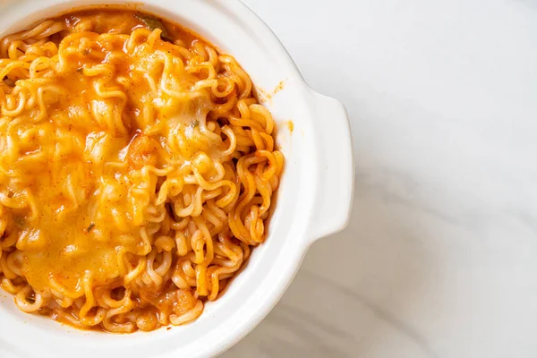 Tigela Macarrão Instantâneo Picante Com Queijo Mussarela — Fotografia de Stock