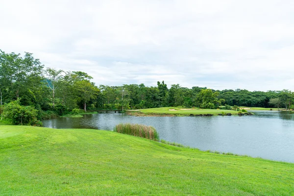 Green Sand Bunkers Golf Course Mountain Hill Background — ストック写真