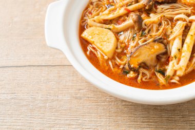 Tom Yum Çorbası ile karıştırılmış Baharatlı Mantar - Vejetaryen yemek tarzı