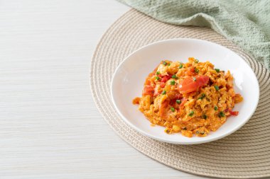 Yumurtalı sahanda domates ya da domatesli omlet - sağlıklı besin tarzı