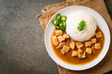 Kahverengi soslu tavuk mu yoksa pirinç soslu sos mu? Asya tarzı.