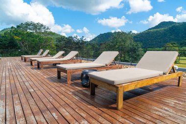 Dağ tepeli güneş yatağı ve güneş banyosu için mavi gökyüzü arka planı