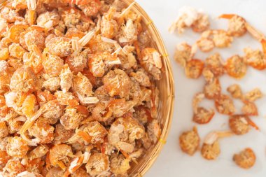 Kurutulmuş karides ya da kase içinde kurutulmuş tuzlanmış karides.