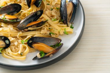 Linguine spagetti makarna vongole beyaz şarap sosu İtalyan deniz ürünleri makarna ve midye