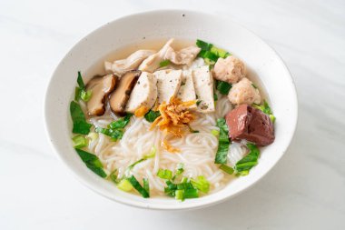 Vietnam Pirinç Erişte Çorbası ve Vietnam Sosisi sebze ve çıtır soğan sundu. Asya usulü.