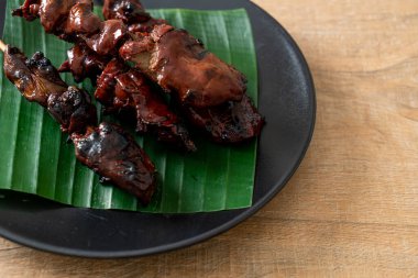 Izgara tavuk ciğeri şiş - Asya sokak yemeği tarzı