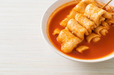 Odeng - Kore baharatlı çorbasında Kore balık köftesi şişi - Kore sokak yemeği tarzı