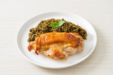 Kızarmış pesto pilavı ve beyaz tabakta kızarmış tavuk.