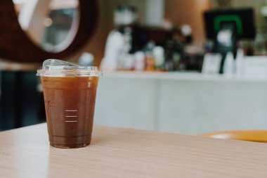 Buzlu americano kahvesi ya da kafeteryadaki uzun koyu kahve bardağı.