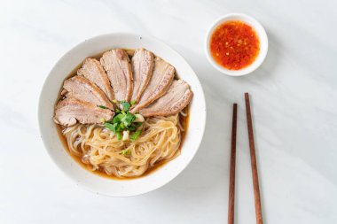 Ördek çorbalı ördek eriştesi. Asya usulü.