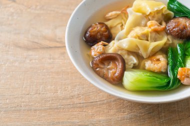 Karides ve sebzeli domuz köftesi çorbası. Asya usulü.