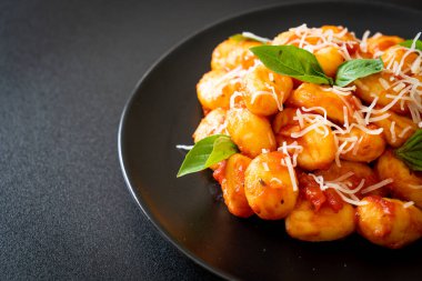 Peynirli domates soslu gnocchi - İtalyan yemeği tarzı.