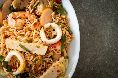 Anında baharatlı erişte salatası ve karışık et. Asya yemeği tarzı.