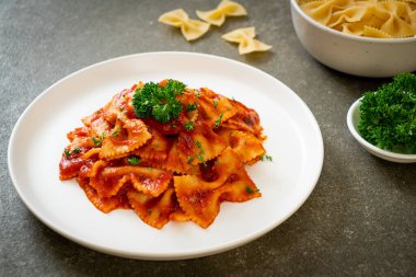Maydanozlu domates soslu farfalle makarna. İtalyan yemek tarzı.