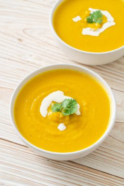 Beyaz kasede kabak çorbası - vejetaryen ve vejetaryen yemek tarzı