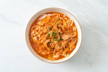 Kore udon eriştesi ve kimchi çorbası, Asya usulü.