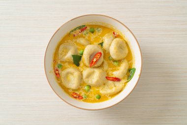 Balık köfteli yeşil köri çorbası - Tayland yemeği tarzı