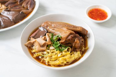 Kahverengi çorbada haşlanmış ördek ve haşlanmış yumurtalı şehriye Asya yemeği.