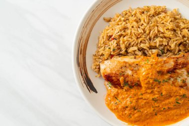 Kırmızı köri soslu ızgara tavuk bifteği ve pilav. Müslüman usulü.