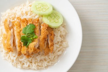 Kızarmış tavuklu pilav ya da Hainanese tavuklu pilav - Asya usulü.