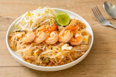 Karides ve lahanalı kızarmış şehriye ya da Pad Thai - Asya yemeği tarzı