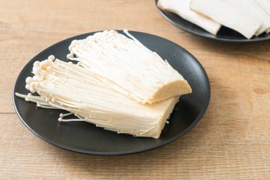taze enoki mantarı ya da tabakta altın iğne mantarı