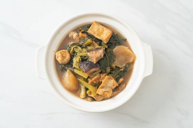 Tofulu Çin sebze güveci veya sebze çorbası karışımı - vejetaryen ve vejetaryen yemek tarzı.