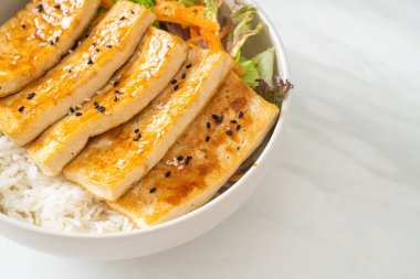 Teriyaki tofu pirinç kasesi - vejetaryen ve vejetaryen yemek tarzı