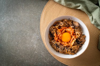 Kore usulü turşulu yumurta turşulu domuz bulgogi pirinç kasesi.