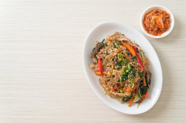 Japchae ya da karışık Kore vermicelli erişte sebzeli ve üzerine beyaz susamlı domuz eti - Kore geleneksel yemek tarzı