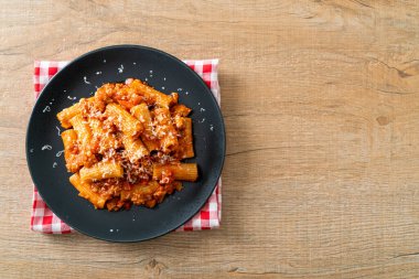 Peynirli bolonez rigatoni makarna - geleneksel İtalyan makarnası