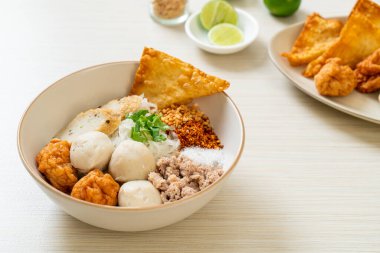 Balık köfteli ve karides köfteli baharatlı pirinç eriştesi. Asya usulü.