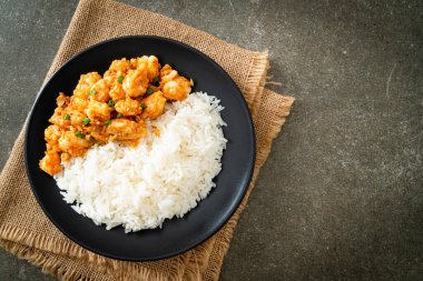 Sarımsaklı kızarmış karides ve pirinçli karides ezmesi.